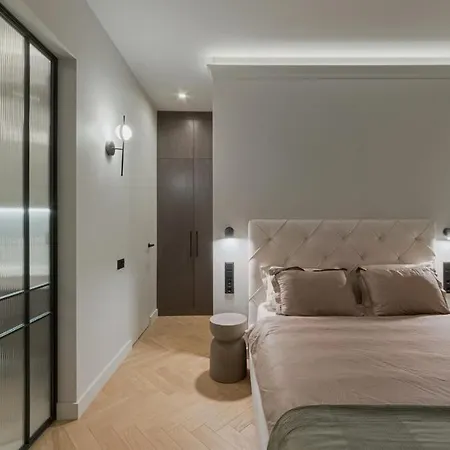 Luxury Courtyard Old-town *