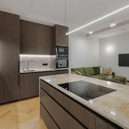 Luxury Courtyard Old-town *