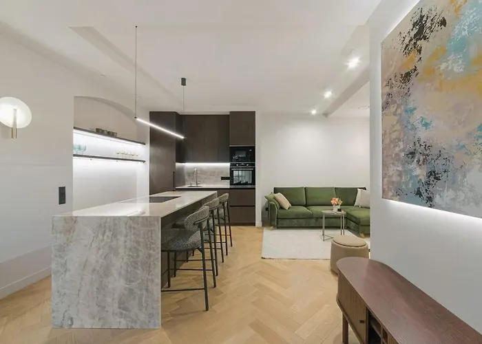 Luxury Courtyard Old-town Apartman *